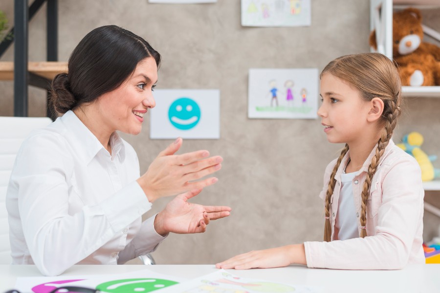 profissional formada no curso de psicologia fazendo o atendimento de uma criança