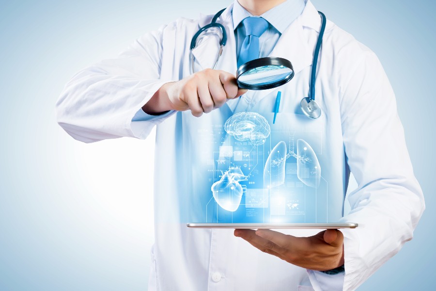 Médico usando uma lupa para visualização 3D de imagens de um tablet, representando a tecnologia na medicina
