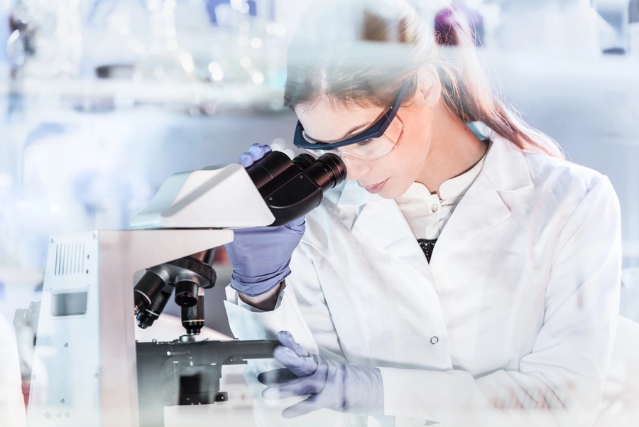 Jovem estudante de pós-graduação em Farmácia no laboratório da faculdade