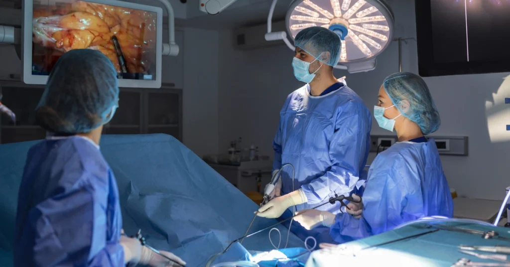equipe médica realizando o procedimento de cirurgia bariátrica
