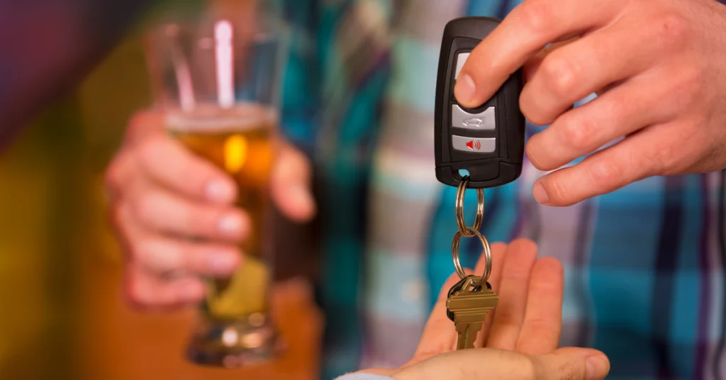 Como o álcool e direção não combinam. Indivíduo que decide beber bebida alcoólica não deve dirigir