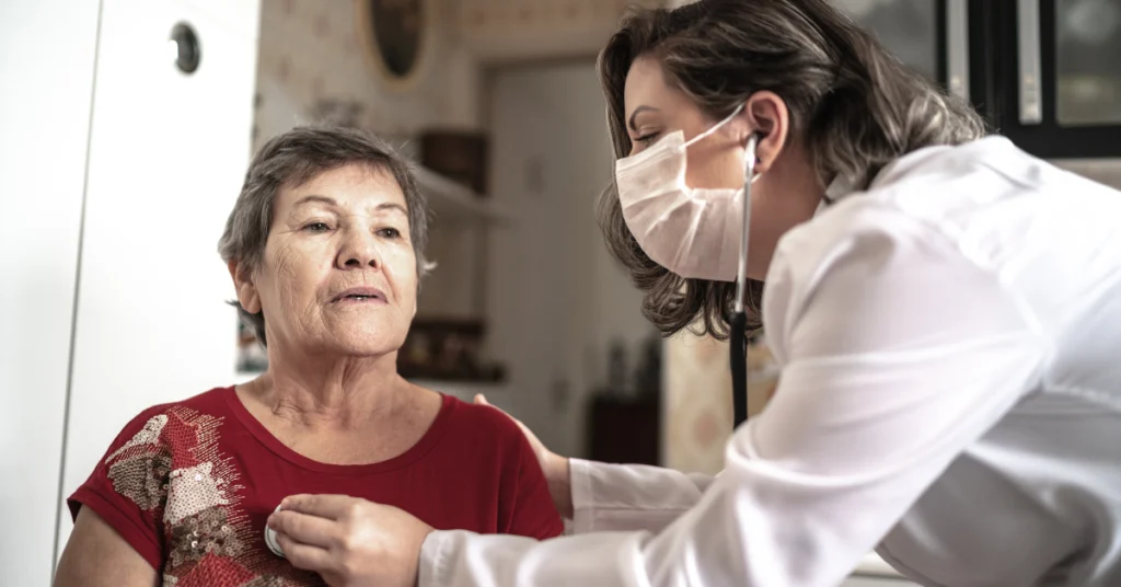 médica fazendo uma consulta cardiológica para prevenção do infarto pós-menopausa